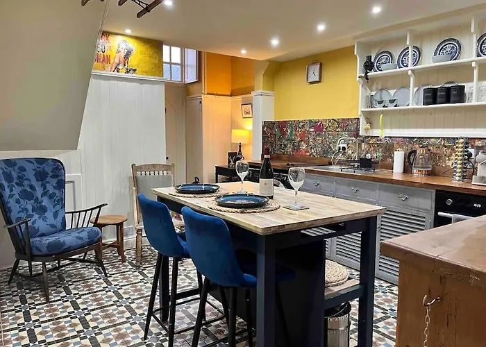 Historic Cardiff Centre Couples Retreat, 1 Bed Maisonette