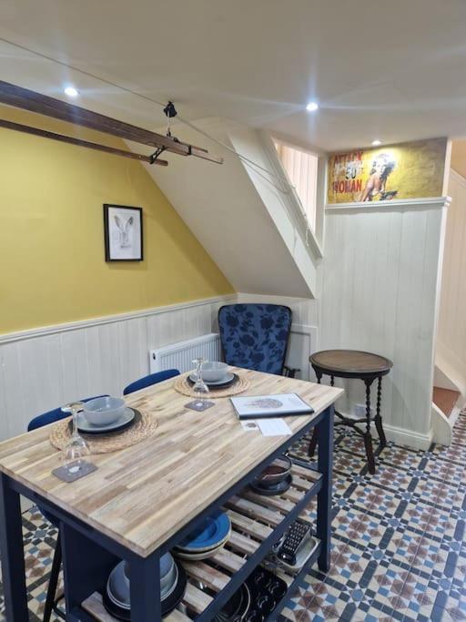 Historic Centre Couples Retreat, 1 Bed Maisonette *