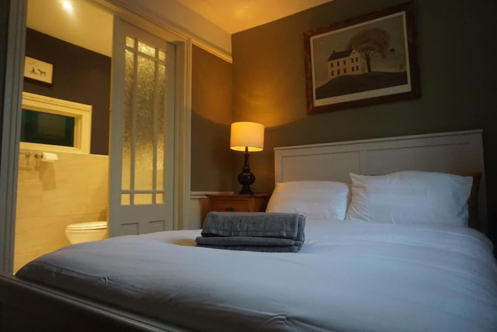 Historic Centre Couples Retreat, 1 Bed Maisonette Apartment