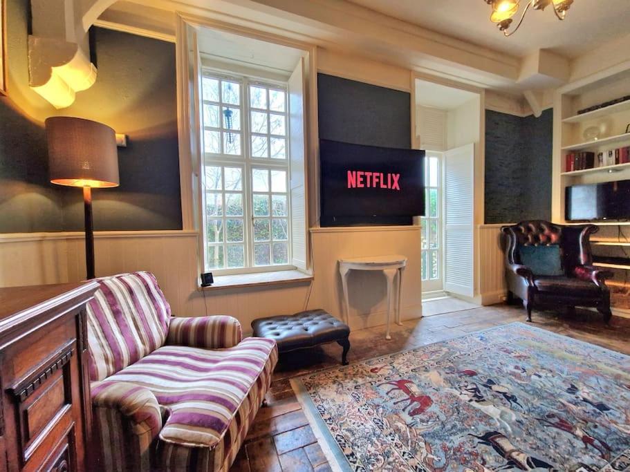Historic Centre Couples Retreat, 1 Bed Maisonette *