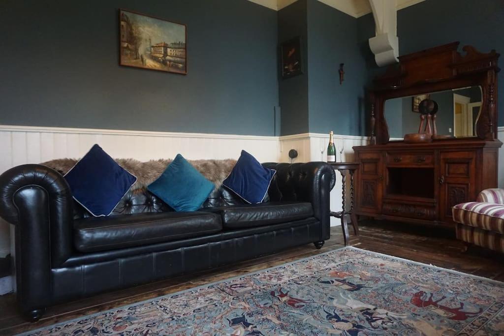 Historic Centre Couples Retreat, 1 Bed Maisonette Apartment *